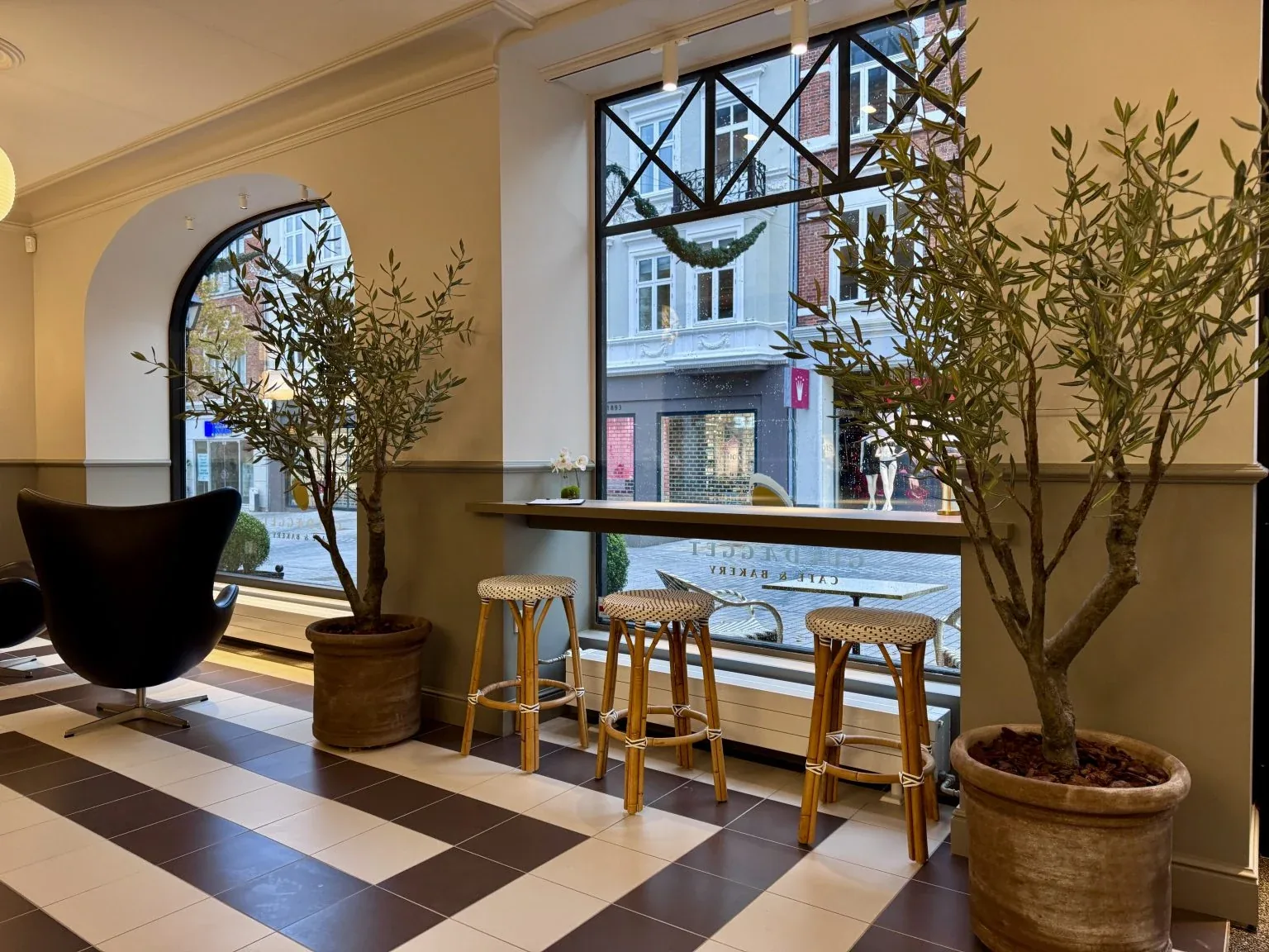 Cafébord ved det store vindue med udsigt til gaden