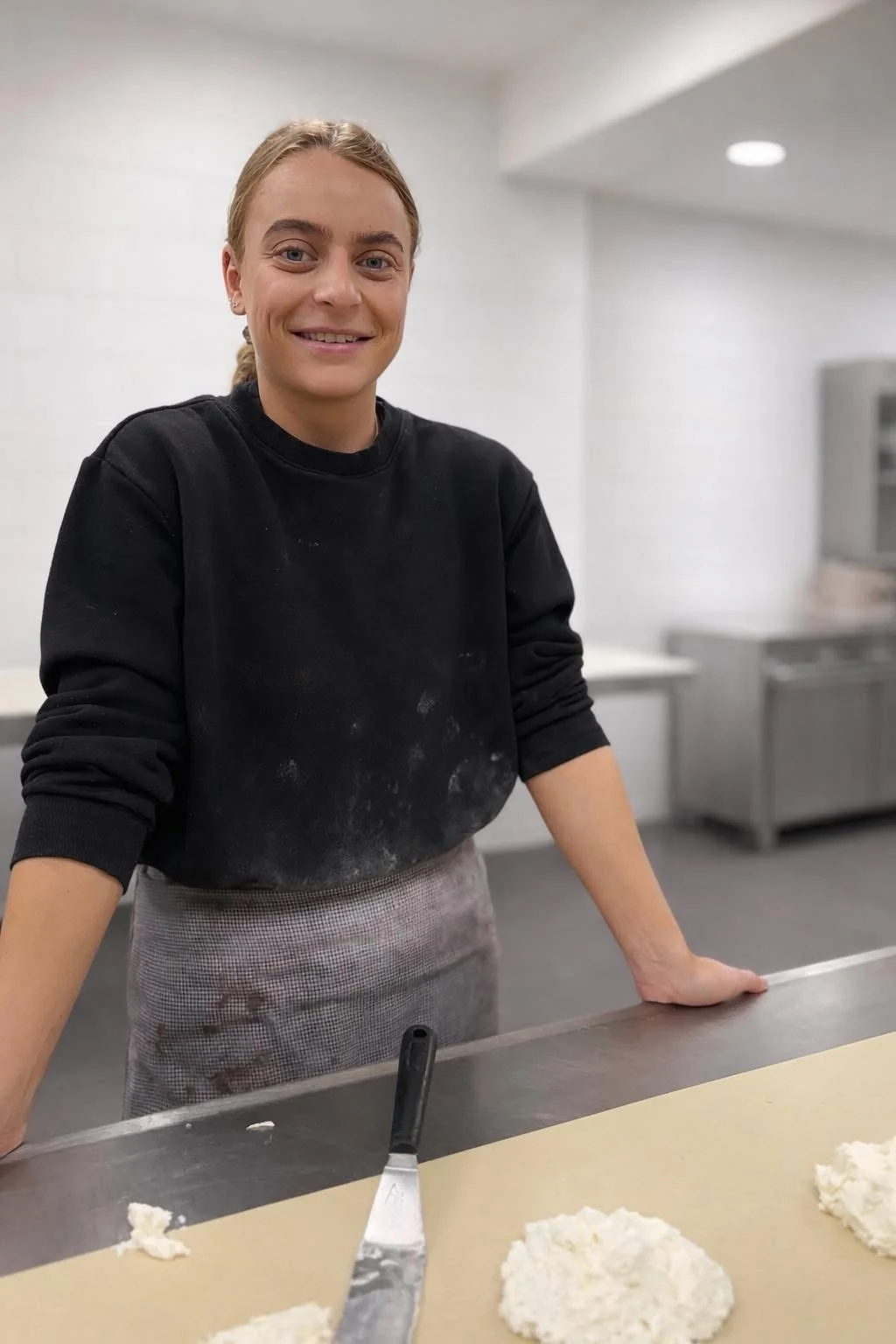 En medarbejder i Guldæggets produktion ved bagerbordet