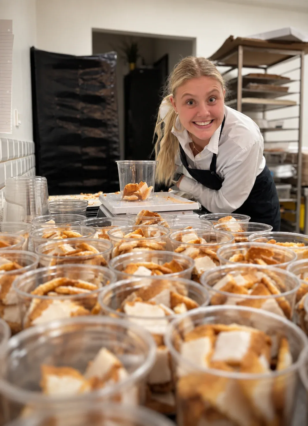 Medarbejder ved bordet med portionsdesserter